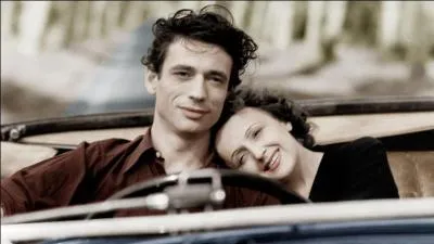 Edith Piaf se produit au Moulin Rouge o elle rencontre un jeune artiste de music-hall. C'est le coup de foudre ! Ensemble, ils tournent le film  Etoile sans lumire . Quelle chanson interprte-t-elle dans ce film et pour qui ?