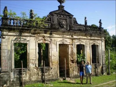 Il voudrait restaurer cette maison compltement dlabre. Cela va lui demander beaucoup de temps et pas mal d'argent. A mon avis :