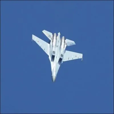 Le pilote tire sur le manche pour ... avant de faire un piqu impressionnant.