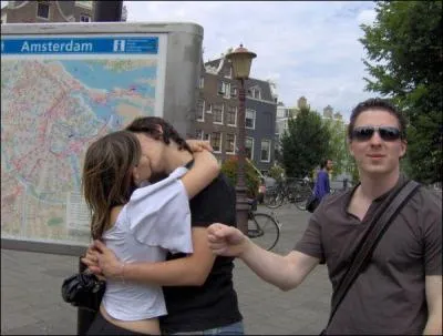 Fini les sorties avec ma soeur et son copain. J'ai l'impression de :