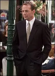 Quelle proposition concernant le personnage jou par Bruce Willis est-elle fausse ?