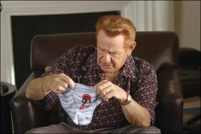 Eddie Cantrow / Jerry Stiller. Le pre de Ben Stiller  la ville comme  l'cran. Dans ce film, un drle de pre qui n'y va pas avec le dos de la cuillre pour parler de la libido de son fils. Il faut dire que l'on est chez les Farrelly !