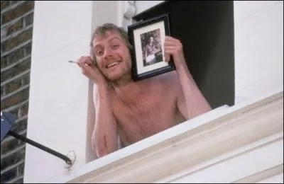 Spike / Rhys Ifans. Il aime manger du yaourt, la raie des fesses  l'air, sauf que ce n'est pas du yaourt mais de la mayonnaise !