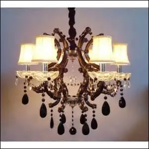 Cette figure de style emploie des termes trop forts, exagérés, emphatiques.