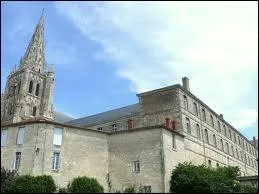 Quelle ville des Deux-Svres est connue pour son cole nationale des sous-officiers d'active (ENSOA) ?