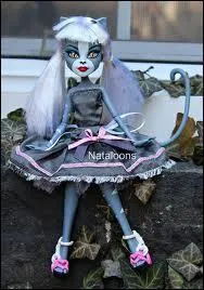 L, elle est en tenue... .