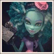 Sur son serre-tte, il y a une ... dont la couleur a deux sens .