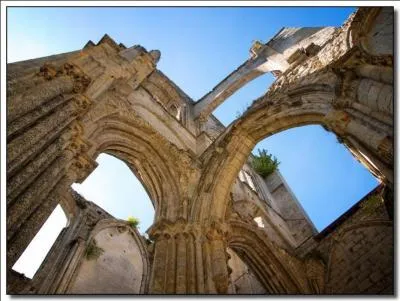 Quelle est cette abbaye qui fut incendie et pille plusieurs fois par les Vikings ?