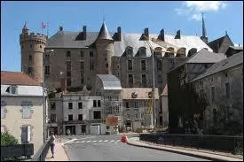 Traverse par la clbre Nationale 7, la ville de Lapalisse se situe ...