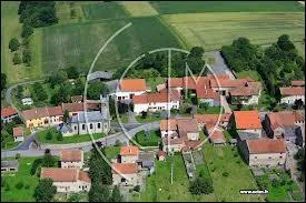 Nous survolons le village de Vaucourt. Nus sommes donc dans le ciel ...