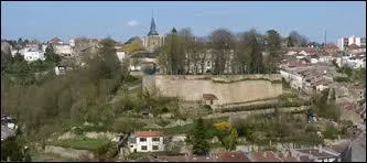 Laquelle de ces trois villes du Pays-Haut de Meurthe-et-Moselle est fortifie par Vauban ?