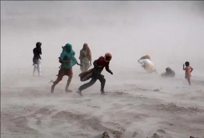 Le 4 avril, un tremblement de terre fait plus de 10 000 victimes  Lahore, ville situe sur la rivire Ravi, affluent de l'Indus, en/au :