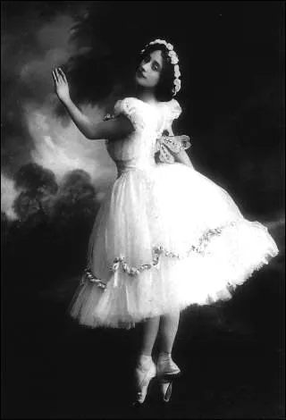 Une jeune ballerine russe, Anna Pavlova, a obtenu un triomphe pour son interprtation talentueuse d'un magnifique solo du  Lac des cygnes , ballet du compositeur russe :