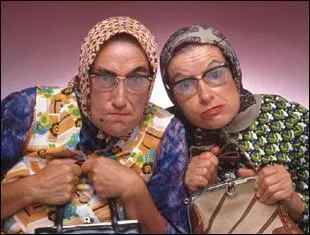 Nicole Avezard et Dominique de Lacoste, plus connues sous le nom de Lucienne et Gisle, incarnent les Vamps. Ce duo comique doit son succs  l'ide de caricaturer deux vieilles dames.  leurs dbuts, elles ont particip  une mission de tlvision trs connue. Laquelle ?