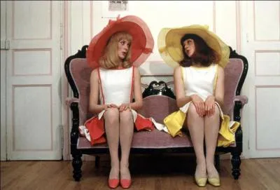 Les deux surs jumelles des Demoiselles de Rochefort, film de Jacques Demy (1967) se nomment Delphine et Solange Garnier (Catherine Deneuve et Franoise Dorlac). Le chant de Catherine Deneuve a t doubl par une chanteuse du groupe vocal The Swingle Singers. Comment se nomme cette chanteuse ?