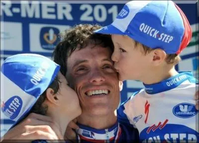 Dans quelle quipe, le coureur cycliste Sylvain Chavanel n  Chtellerault le 30 juin 1979, vainqueur de trois tapes du Tour de France et cinq fois champion de France de contre la montre fit-il ses dbuts professionnels ?