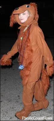 Waf, Waf, qu'il est drle ce grand chien brun qu'on pourrait croire le copain de Scooby Doo. C'est Amanda Seyfried qui s'y cache, et qui pourrait bien aboyer... ?