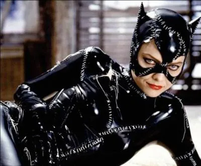 Maaouww, Maaouww, frrrr, fffrrrr, un peu coutur mais trs vamp ce chat tout en latex... qui cache l'actrice... ?