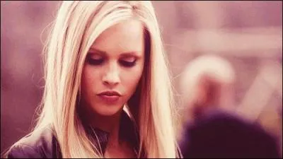 Qui a rveill Rebekah dans l'pisode 9 de la saison 4 ?