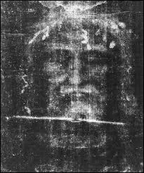 Sur le suaire dit  de Turin  qui enveloppa le corps du Christ, on peut voir le visage de celui-ci. Quelles thories sont  discrditer ?