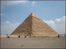 La pyramide de Gizeh est si spectaculaire que de nombreuses thories ont vu le jour concernant sa construction. Quelles sont les thories  discrditer ?