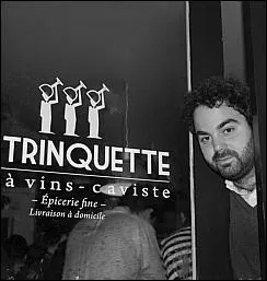 Ici,  on s'en jette une derrire la cravate , mais que font les marins sur le voilier ?