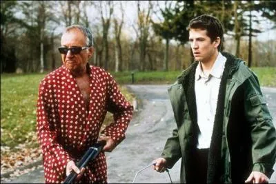 Jean-Louis Broustal le producteur vedette (Mon idole) est capable de vous humilier juste pour retrouver des sensations, de vous faire transporter un cerf mort, de vous obliger  vous dguiser en lapin bleu mais aussi... ?