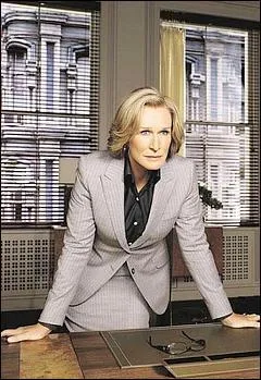 Patty Hewes (Damages) est une avocate capable d'utiliser les pires moyens pour littralement asservir ses collaborateurs, et peut aller... ?