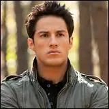 Dans quelle saison Tayler se transforme-t-il en loup-garou puis en hybride et comment ?