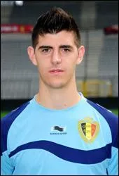 Il a 21 ans. C'est le gardien de but de l'Atltico Madrid depuis 2011. Avec son club, il a remport l'Europa Cup et la Supercoupe d'Europe en 2012 et la Copa del Rey en 2013. Qui est le premier gardien de l'quipe belge ?
