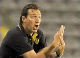 Il a notamment jou avec Schalke 04 et les Girondins de Bordeaux. Il a aussi t lu snateur en 2003. Qui est l'entraneur fdral depuis 2012 ?