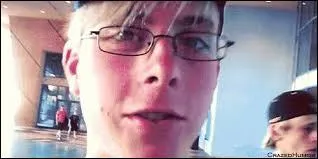 Porte-t-il des lunettes ?