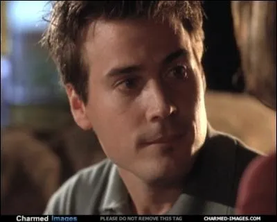 Il est sorti avec Phoebe, il a vol l'urne. Comment s'appelle Muniz ?