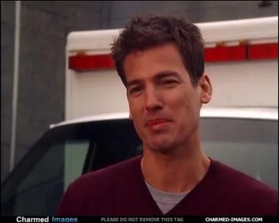 Il est sorti avec Piper, il est pompier, il a failli tre le pre de Chris, comment s'appelle-t-il ?