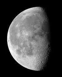 J'observe l'image et je vois : une partie de la lune dont l'autre morceau est cach par le noir !