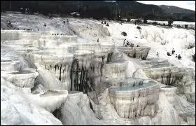 Arrtons-nous aux piscines de Pamukkale en ... (Pamukkale signifie  chteau de coton  en turc).