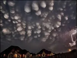 Non, non, vous n'avez pas bu ! Ces nuages existent bel et bien. Il s'agit des nuages : 