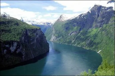 Nous allons atterrir en ... sur les falaises abruptes du : 