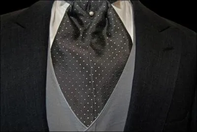 Qui tait  Louise de La Vallire , qui a donn son nom  une sorte de cravate ?