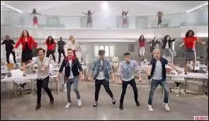 Que marque Zayn sur le poster  la fin du clip ?