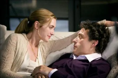 Iris compose avec Jasper, qui promet monts et merveilles, et qui a une grande nouvelle pour elle. Laquelle ?