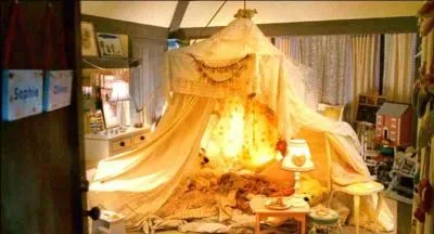 Dans la chambre des deux petites filles, Amanda dcouvre une tente  l'allure... magique ! Vous souvenez-vous de la couleur du rouge  lvres d'Amanda, question pose par l'une des petites ?