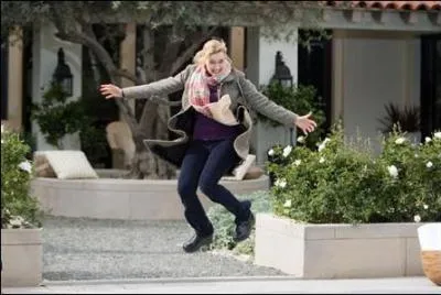 Iris saute de joie  la dcouverte de la maison amricaine, surtout en dcouvrant... ?