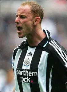 Nicky Butt est en colre mais il est quand mme courageux : il a fait presque toute sa carrire en Angleterre, l o son joli patronyme dsigne vulgairement le fessier. Alors que s'il jouait en France et marquait un but, les journaux s'amuseraient  titrer  Butt a marqu un but !  . En fait, il a jou trois matchs hors Angleterre entre 2010 et 2011. Dans quel club ?