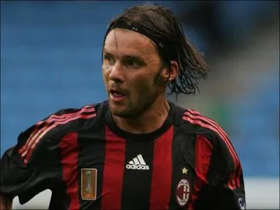 Prononcez  voix haute le nom de Marek Jankulovski en enlevant le V et avec une prononciation franaise et on vous prend pour un violeur. Marek est un Tchque et n'a aucun lien avec la France donc a va. Il est plutt connu des Italiens du Milan AC (club avec lequel il a remport ses 4 trophes), d'Udinese et de Naples. Dans quel club tchque ce dfenseur a-t-il dbut et termin sa carrire ?