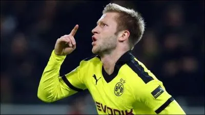 Voici Jakub Blaszczykowski. Surnomm Kuba, il ne souffre pas de son nom  cause d'une insulte ou d'une vulgarit, mais plutt parce que lui-mme n'a pas d russir  l'crire et  le prononcer  10 ans. En mme temps, il a t form au Gornik Zabrze et au Rakow Czestochowa, puis il a jou professionnellement au Wisla Cracovie et maintenant  Dortmund. Quelle information est vraie ?