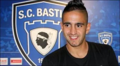 Ryad Boudebouz est un bout de... pardon, footballeur du SC bouse... Bastia, pardon. Voil un nom qui, dit  un gosse de 4 ans, devient la rise du monde.  Bout de bouse , le pauvre algrien. O est n cet ex-sochalien ?