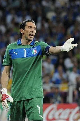  H, c'est pas juste, en franais on me prononce  bouffonne  !   semble rler Gianluigi Buffon. Cela n'empche pas le natif de Carrare d'tre le joueur le plus cap de l'histoire de l'quipe d'Italie. Sans doute un des meilleurs gardiens. Il a commenc sa carrire  Parme en 1995 et joue pour la Juve depuis 2001. Cochez l'acte qu'il n'a pas fait (Coupe du Monde 2006) avec sa slection nationale.