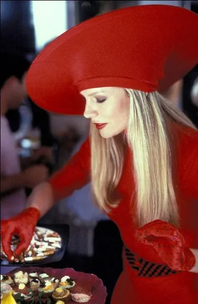 La blonde est Kim Basinger, qui ne passe pas inaperue. Le film est... ?