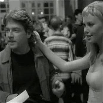 Dans ce film tourn en noir et blanc, la blonde, qui joue un mannequin, est Charlize Theron, qui fut mannequin. Quel est le titre du film ?